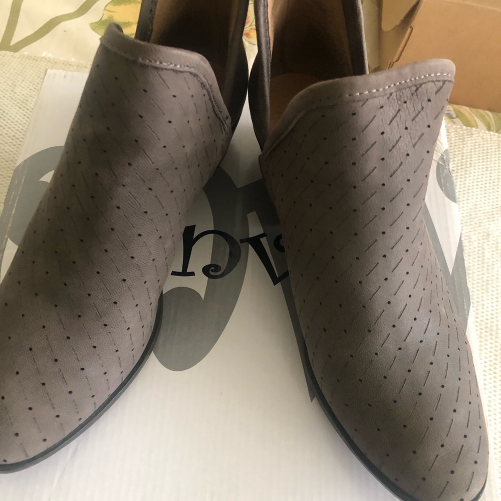 Envy Brand suede pumps, size 7